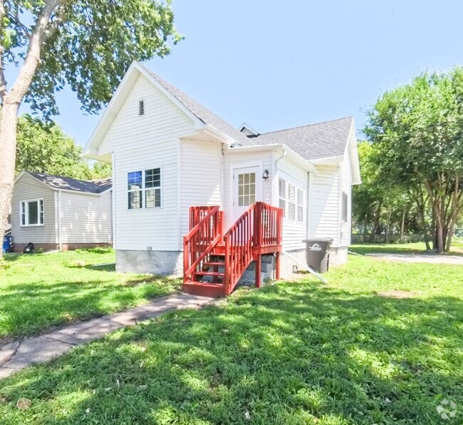 Building Photo - Newly updated 2 bedroom 1 bathroom Rental