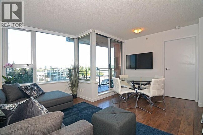 Photo - 33-833 Smithe St