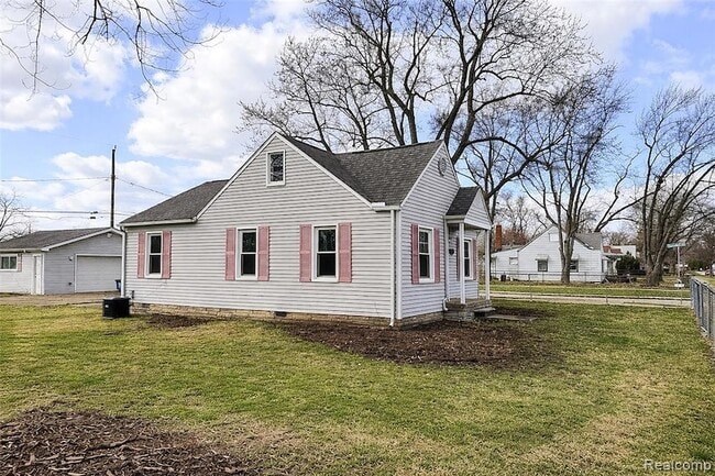 Photo - 7451 Cavell St