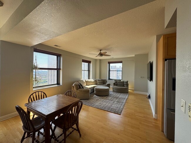 Photo - 606 W Wisconsin Ave Unidad 1501