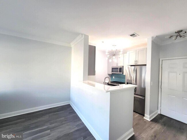 Building Photo - 4850 Eisenhower Ave Unit 418