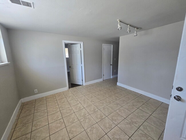 Photo - 1643 Beeler St