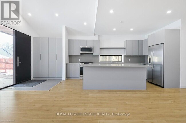 Photo - 506 Scarborough Rd Unité MAIN FLOOR