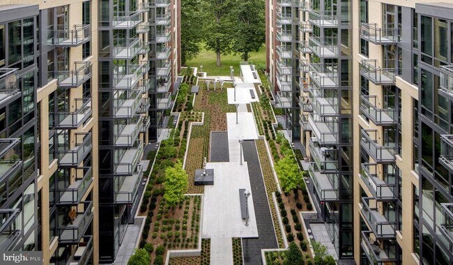 Photo - 8300 Wisconsin Ave Unidad 1B-1-447
