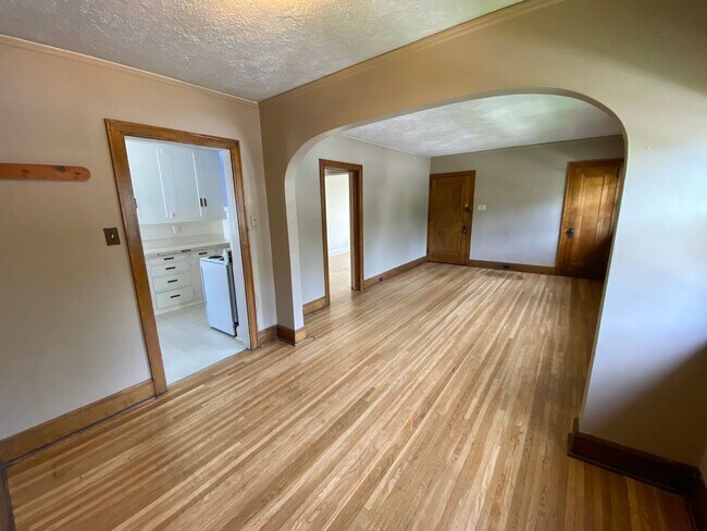 Photo - 908 E 4th St Unit 2