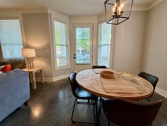 Building Photo - 306 W 6th St Unit 306 W 6th ST