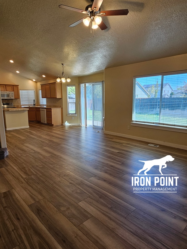 Photo - 3bed/2bath w/3 car garage, upstairs bonus room, vaulted ceilings, & fenced yard.