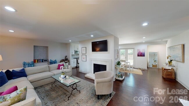 1329 Mockingbird Ln