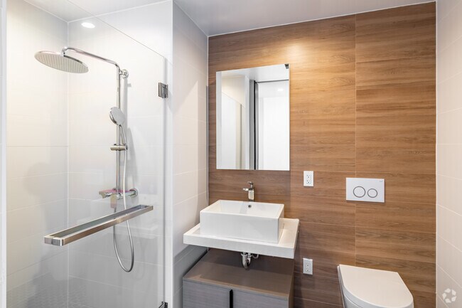 2BR, 2BA - 748SF - Bathroom
