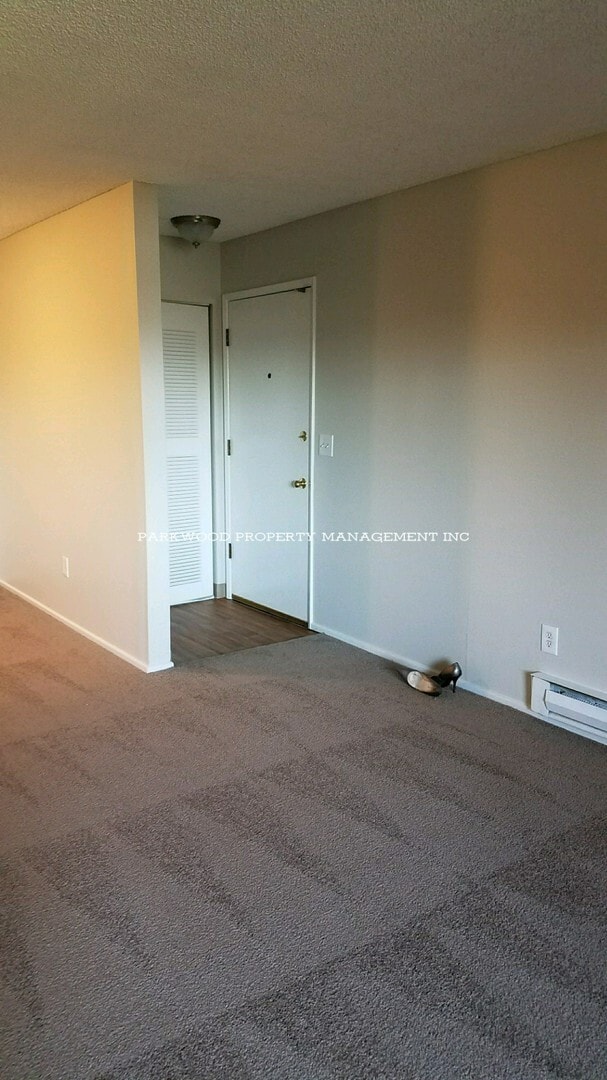 Photo - 2 Bedroom, North Tacoma, $1595 + $100 w/s/g = $1695.00, upper floor apartment