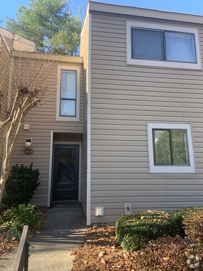 Building Photo - 3 BR/2 BA townhouse with neighborhood pool...