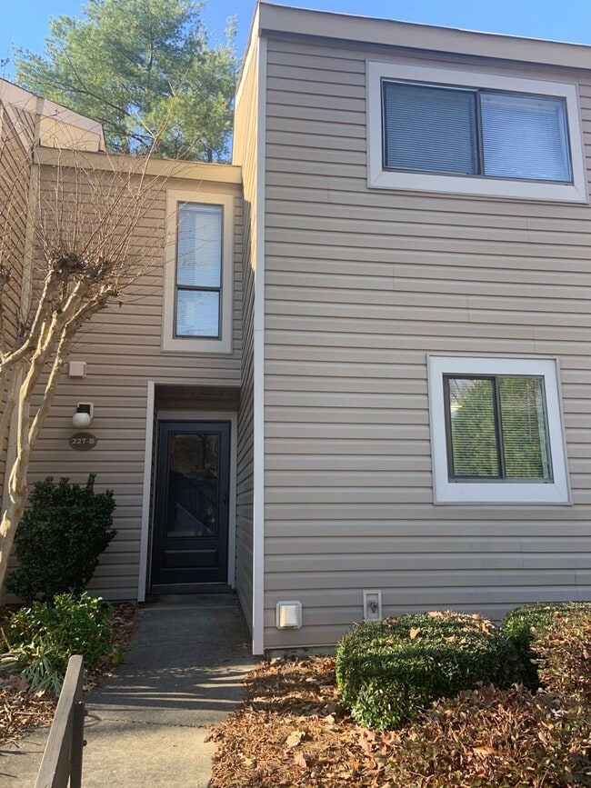 3 BR/2 BA townhouse with neighborhood pool... - 3 BR/2 BA townhouse with neighborhood pool...