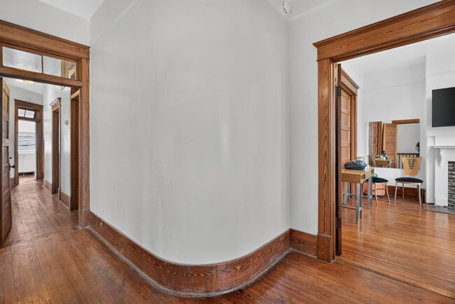 114 W Waldburg St