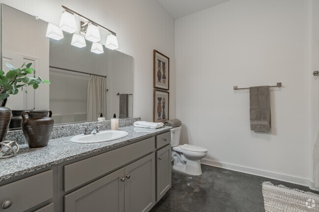 2BR, 2BA - 926SF - Bathroom