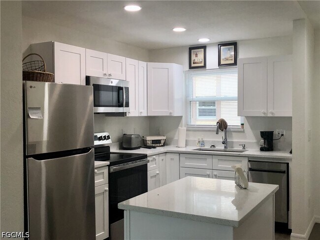 Building Photo - 16881 Davis Rd Unit 214