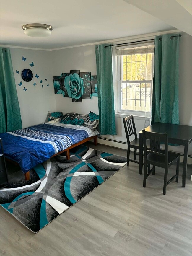 Building Photo - 723 Sharon Ave Unit 2