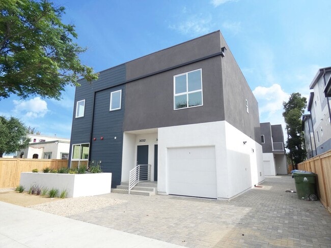 Building Photo - 14252 Erwin St Unit 14254 Rental