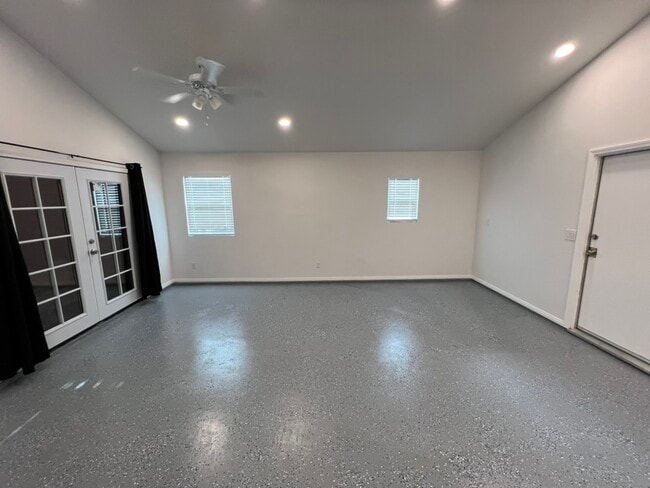 Building Photo - 469 W 2nd St Rental