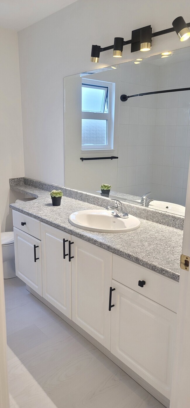 Photo - 2338 Chesterfield Av Unit 2BR Suite