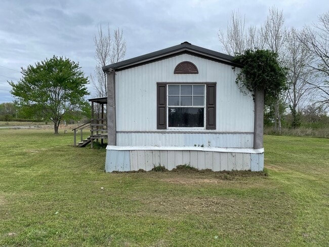 Photo - Country living with spacious front and backyard - 3 beds/ 2bath available now