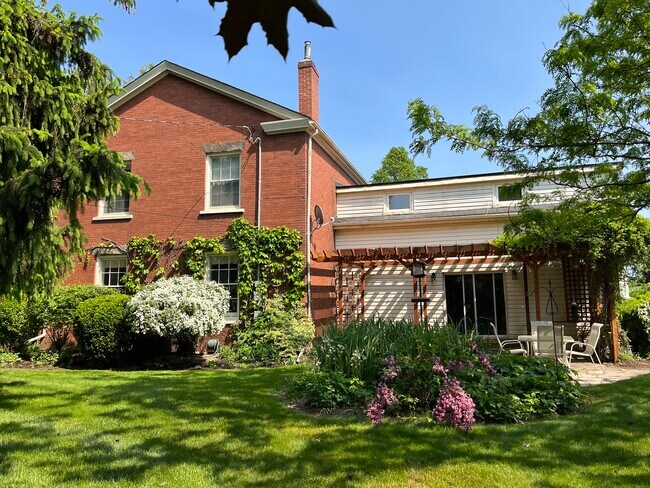 Building Photo - 5 Cleaveholm Dr