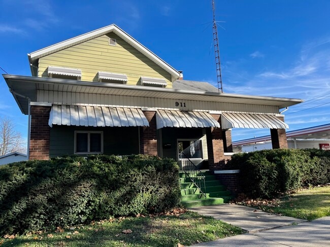 Building Photo - 911 N Center St