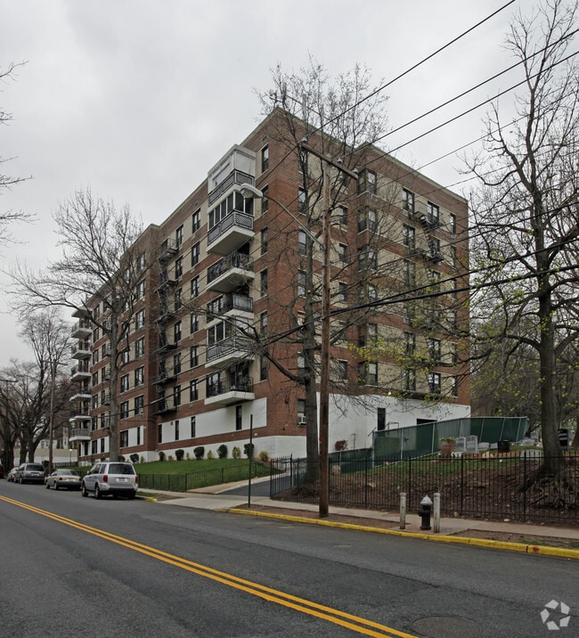 Victory Apartments - 800 Victory Blvd Apartments