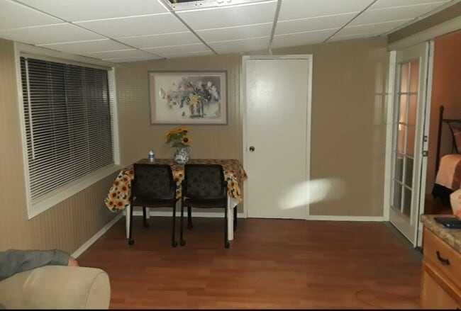 2790 W Tola Ave Unidad 2 bed 1 bath apartment