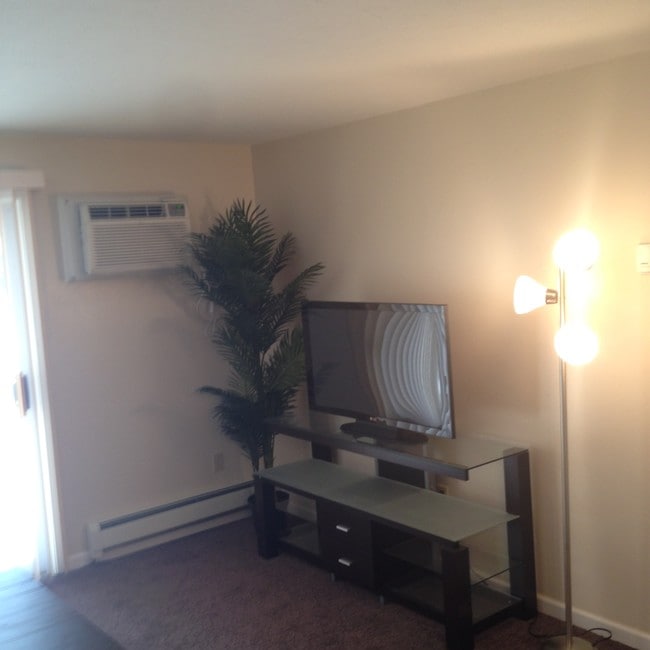 The Meadows Patio Apartments HEAT INCLUDED! Parma, OH