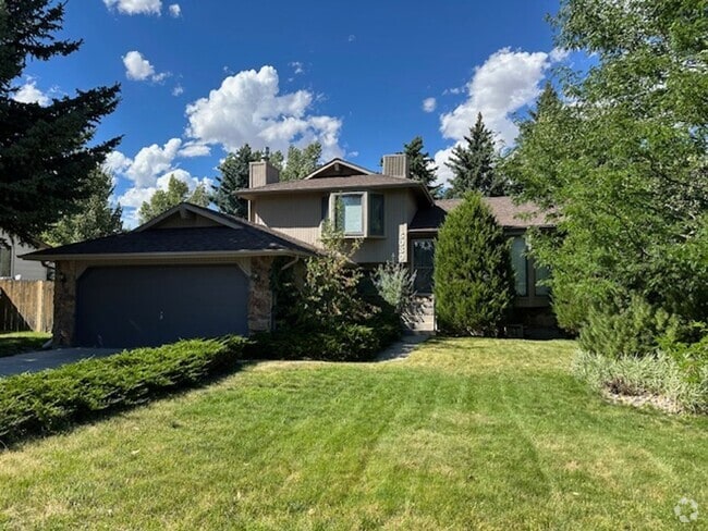 Building Photo - Three Bedroom / Two Bathroom Home