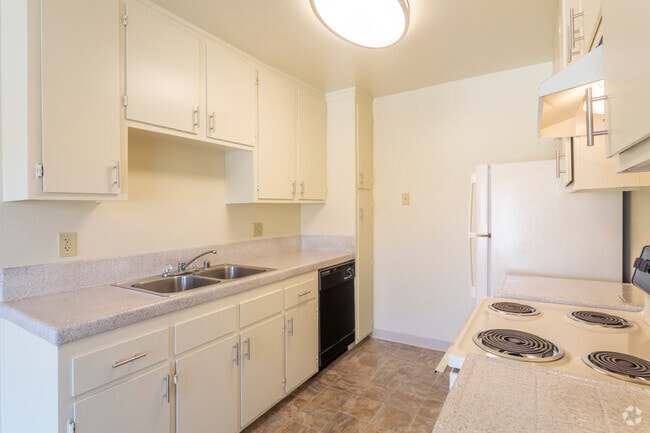 2 HAB, 2 BA - 930 ft² - Alderwood