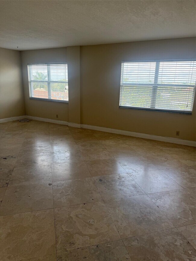 Building Photo - 2555 NE 11th St Unit 502