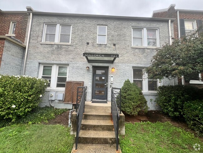 Building Photo - Lovely 1 BR/1 BA Condo in Petworth!