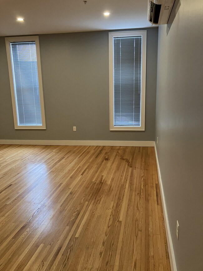 living room area - 10 S Lake Ave Unit Apt B