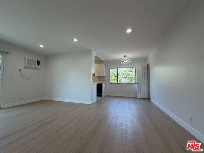 Photo - 7607 Norton Ave Unidad Front