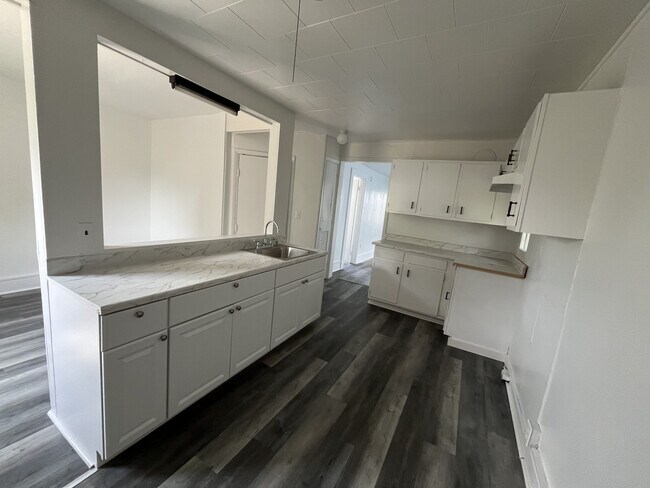 Kitchen - 20 Livingston St Unit 2