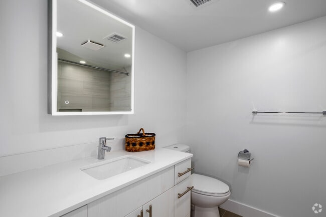 2 habitaciones, 1 baño - 800 pies cuadrados - LUJO - Baño - Plymouth Flats