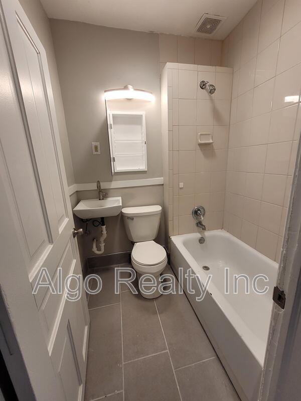 Photo - 133 Winifred St W