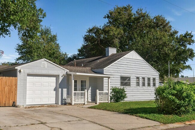 Building Photo - 1/2 OFF 3 Bedroom, 1 Bathroom Home for Ren...
