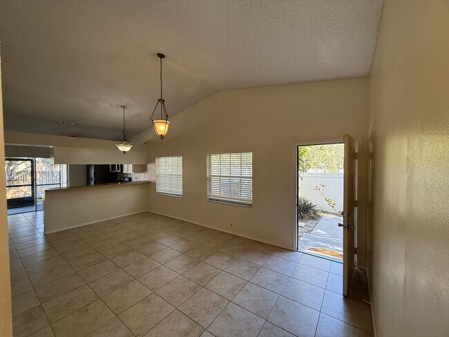 Photo - 945 Burlwood St