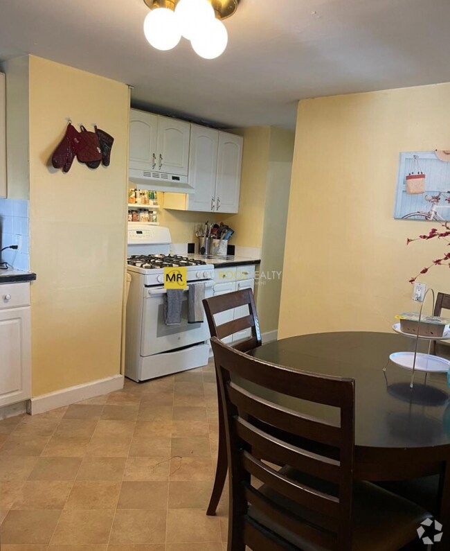 Building Photo - 337 Dorchester St Unit 1 Rental