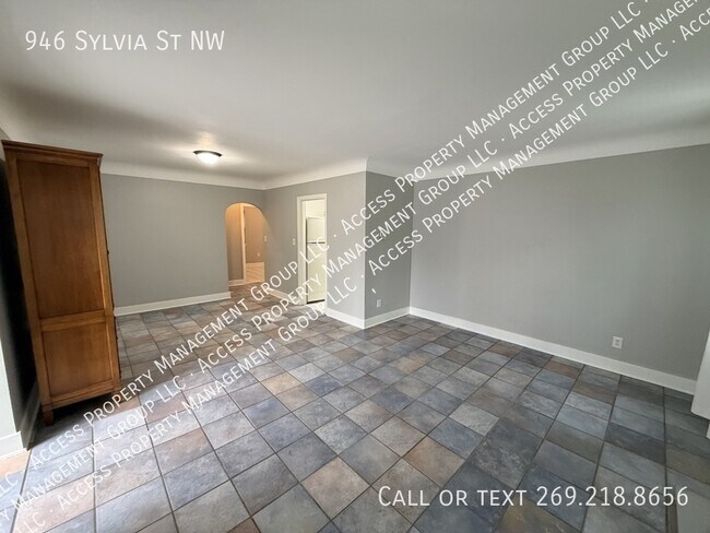Photo - 946 Sylvia St NW