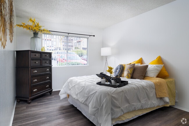 2BR, 2BA - 1,040SF - Primary Bedroom