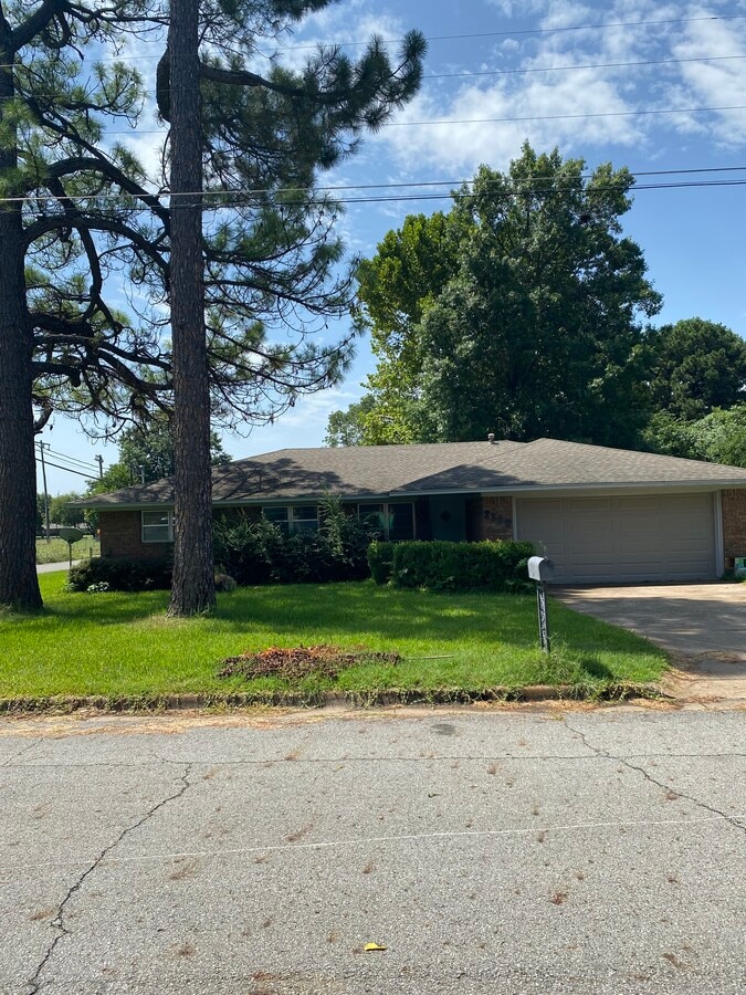Photo - 2500 W Elm St