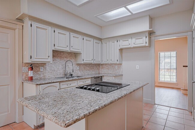 Photo - 2727 Raintree Dr