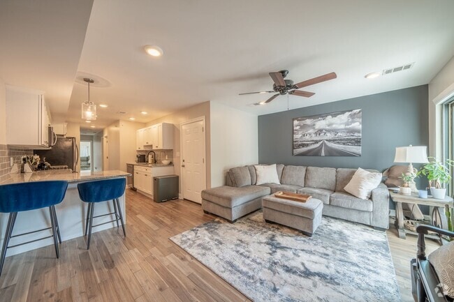 Building Photo - 225 E Market St Unit #3 Rental