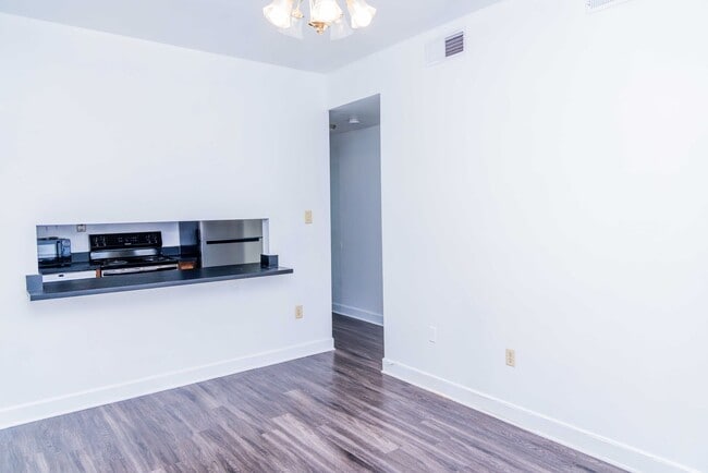 104 & 104 1/2 E Clay St