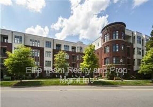 Building Photo - 2810 Selwyn Ave Unit #311 Rental