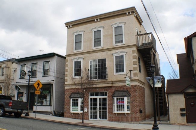 Building Photo - 327 E Main St Unit 3