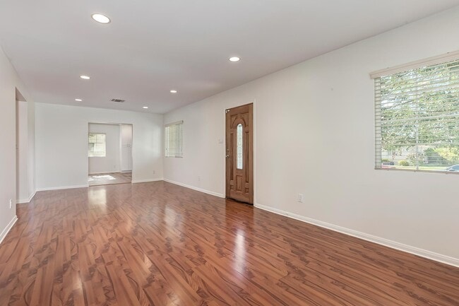 Photo - 17322 Martha St